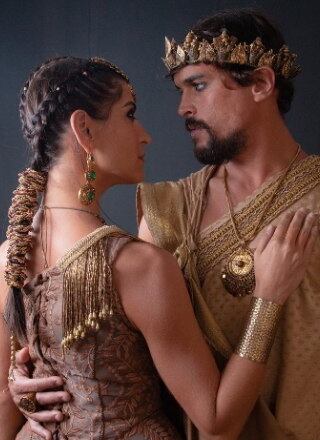 Ao longo da trama, ela vai usar a inteligência e a sagacidade para conseguir alcançar o amor de Abi-Sim