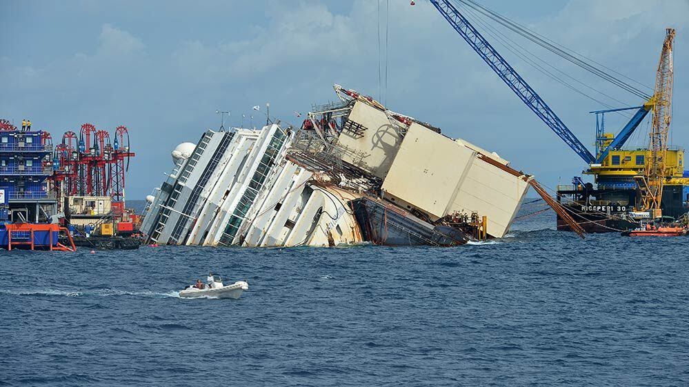 

A operação,
chamada “parbucking”, irá girar o Costa Concordia em 65° para que o cruzeiro
volte à posição vertical. A remoção atraiu dezenas de jornalistas estrangeiros
para a pequena localidade


