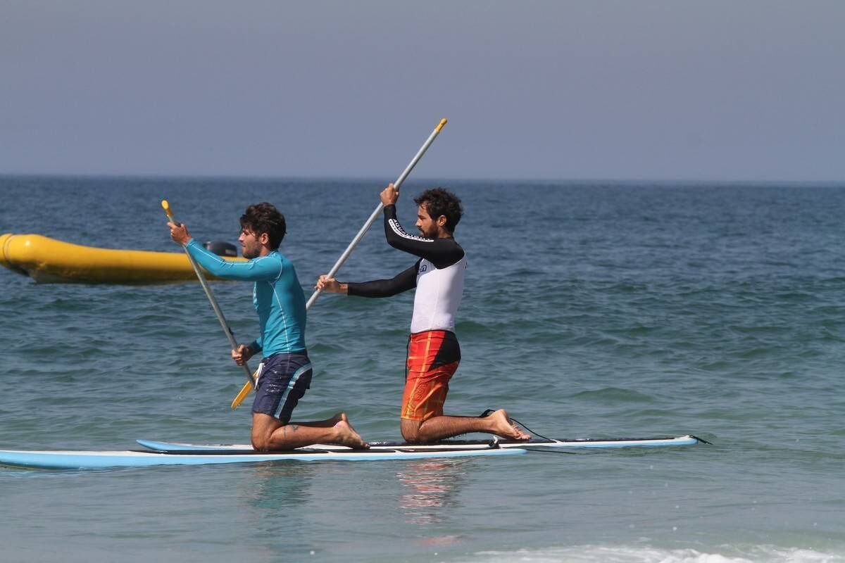Bruno Gagliasso e Ricardo Pereira praticam stand up paddle na praia da Barra da Tijuca, no Rio