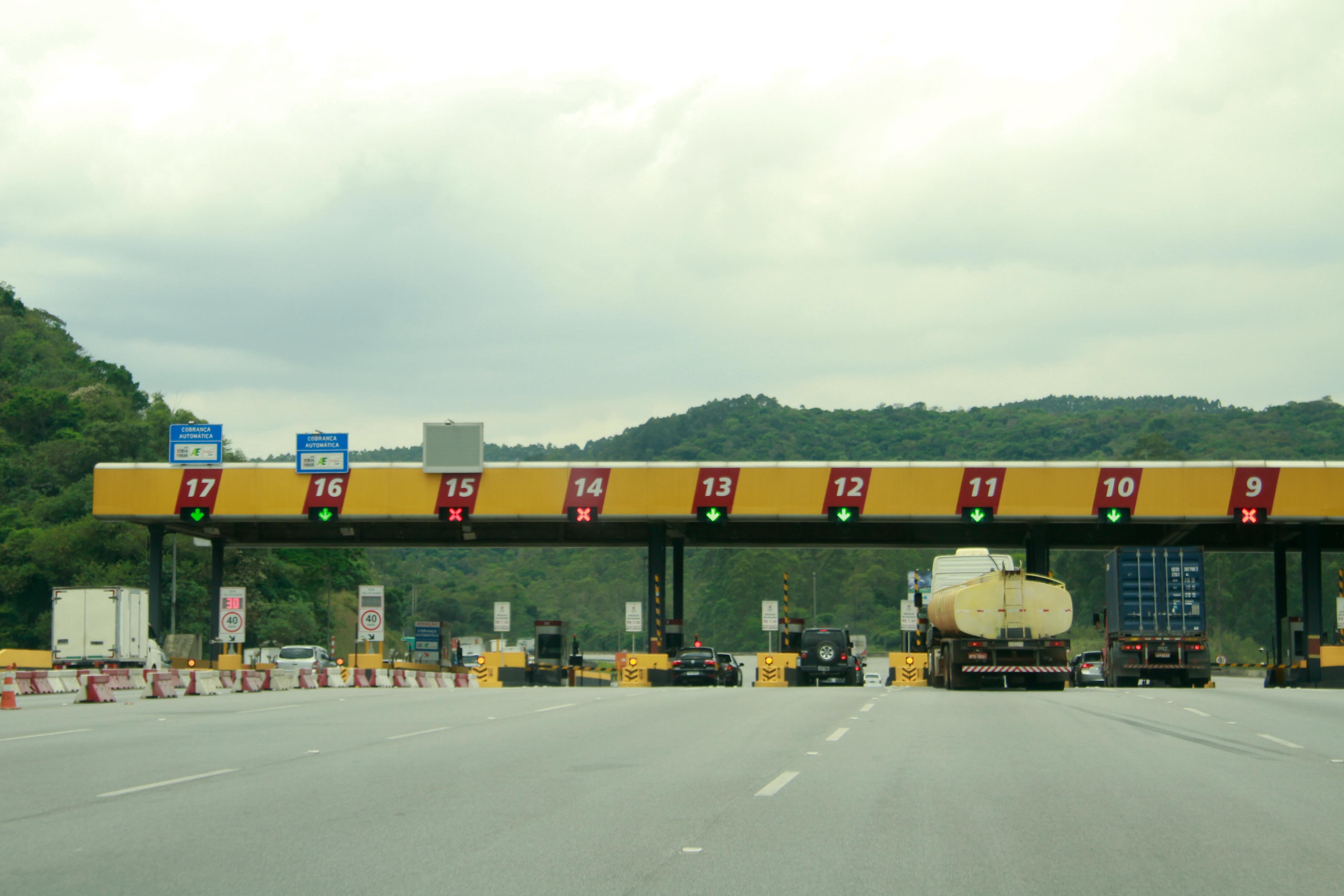 A
rodovia possui cinco praças de pedágios e os valores variam de R$ 4,90 a R$ 7,30. De acordo com a Artesp (Agência Reguladora de Serviços Públicos Delegados de Transporte do Estado de São Paulo), cada quilômetro tem o valor médio de pedágio avaliado em cerca de R$ 0,16