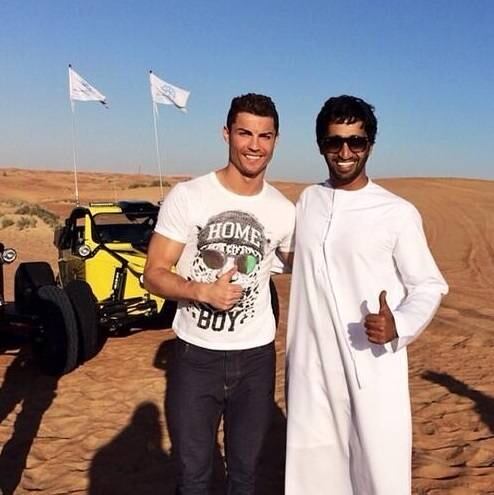 

Longe dos gramados, CR7 escolheu se aventurar em um passeio
de buggy pelo deserto ao lado da família

