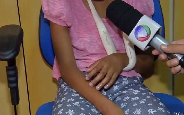 A menina tem medo de ser agredida novamente.
— Eu não quero voltar para casa