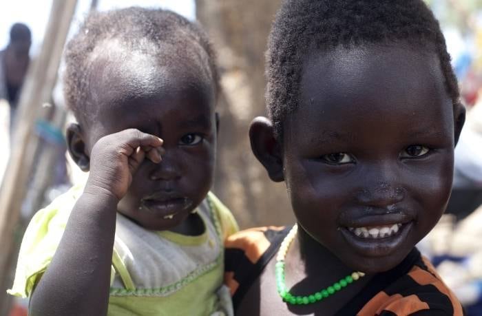 Crianças sul-sudanesas deslocadas
devido a recentes ataques a civis brincam no acampamento de Bor, local onde estão
muitos desalojados. Uma luta pessoal pelo poder no Sudão do Sul está levando o
país a uma catástrofe, segundo a Alta Comissária da ONU para os Direitos
Humanos