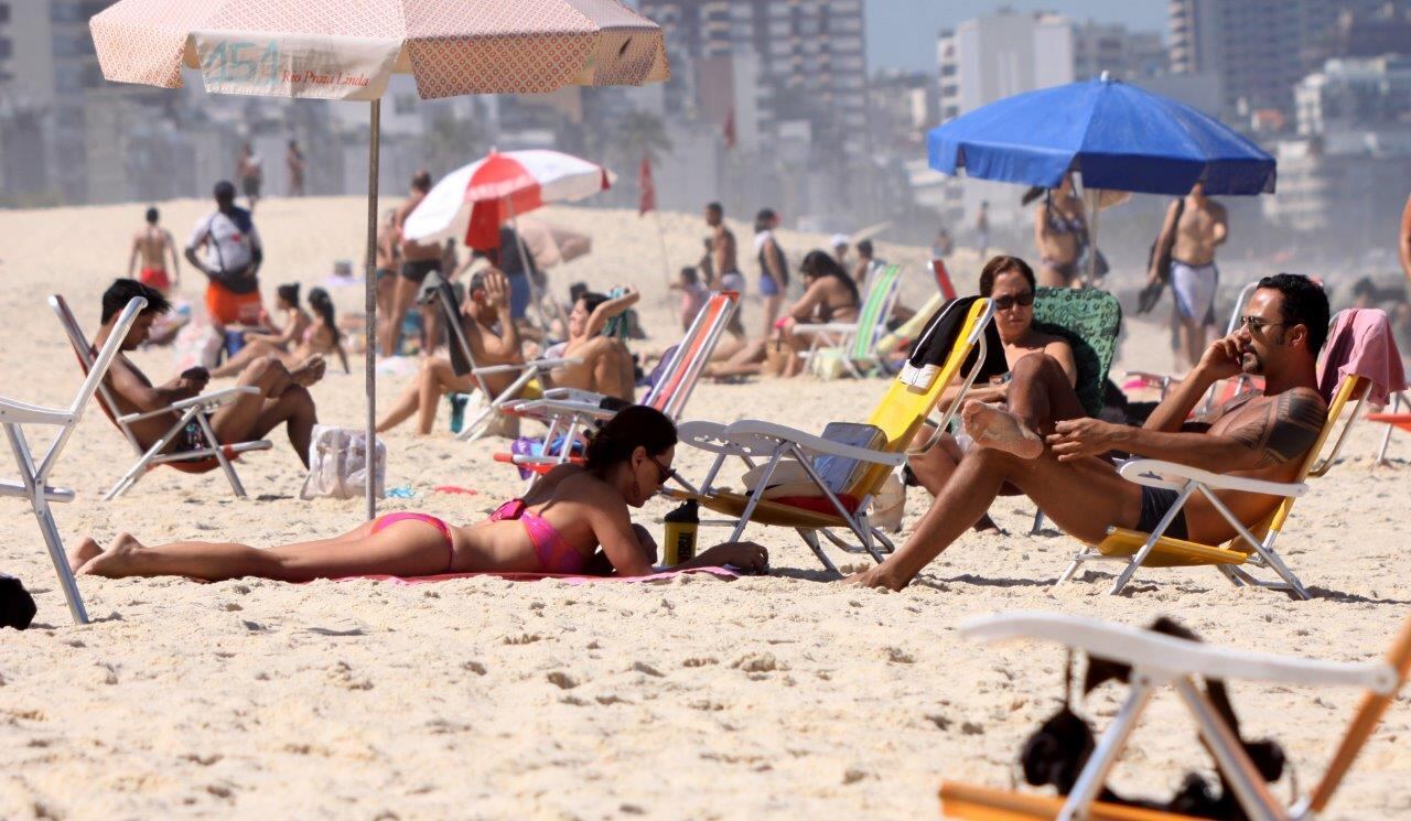 Ao lado do namorado, mostrou o corpão na areia