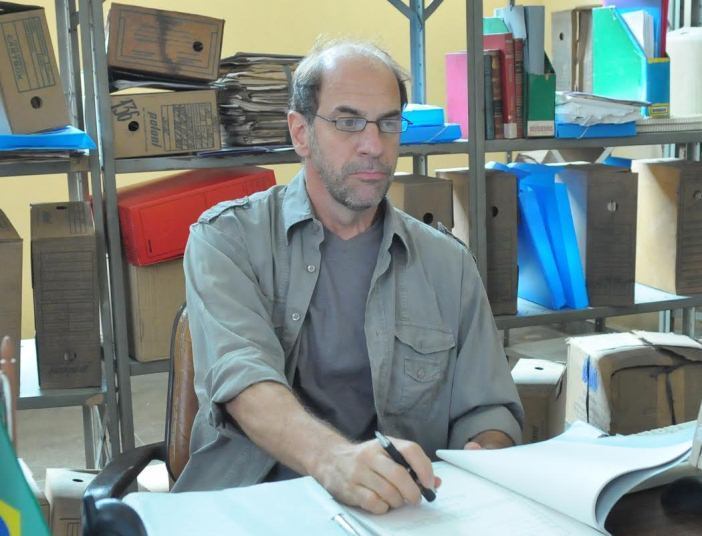 Enquanto isso, uma vereadora
entrega ao Conselho uma criança que achou dentro de uma caçamba de lixo

+ Veja imagens chocantes das cenas de violência infantil exibidas na série
+ Aprenda a música exibida na vinheta de abertura de Conselho Tutelar
+ Assista aos melhores momentos do penúltimo capítulo da série
