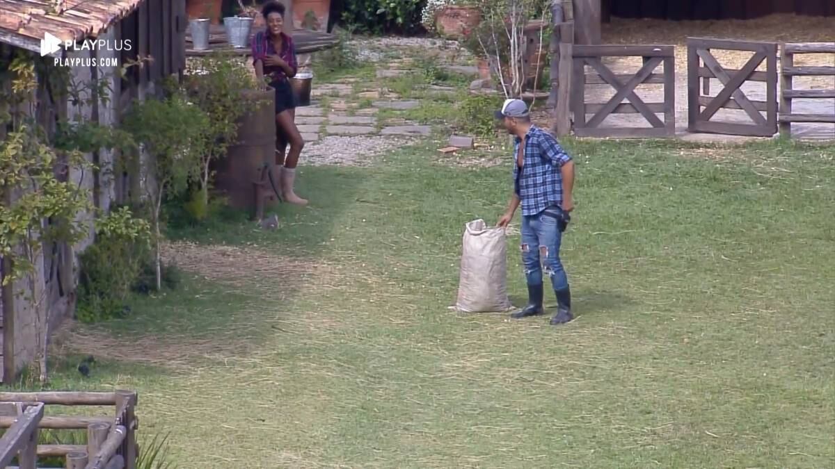 O casal se ajudou na realização de algumas tarefas, assim acabaria mais rápido para ambos