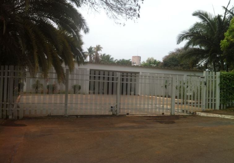 Uma das casas é a residência oficial do chefe da Casa Civil. A mansão estava desocupada porque o atual ocupante da pasta, Jaques Wagner, preferiu morar em um apartamento alugado, menor. Mas a casa já foi o endereço de Antônio Palocci, José Dirceu e de Dilma Rousseff, quando eles ocuparam o cargo. Quando Dilma Rousseff sucedeu José Dirceu na pasta, veio morar neste local e herdou, inclusive, um labrador preto que era de Dirceu, o Nego, com quem era vista com frequência na quadra