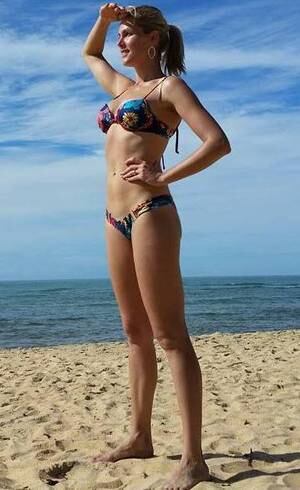 Ana Hickmann mostra corpão em forma