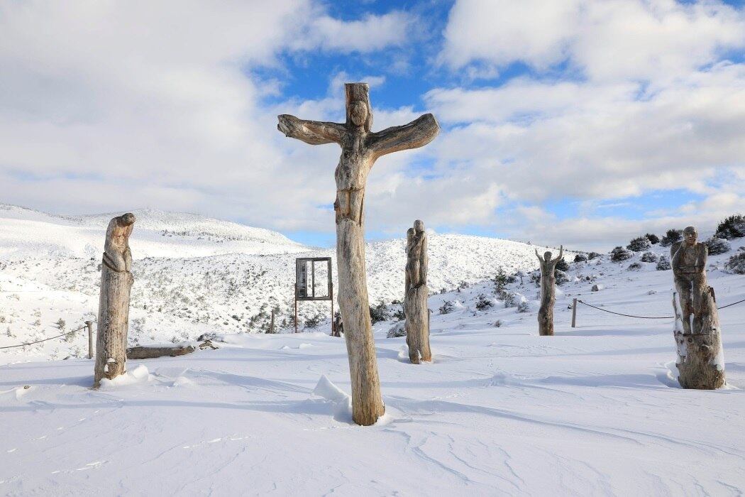 A neve acumulada chegou a 1 metro de altura em várias cidades. No Monte Parnitha, próximo a Atenas, a mostra 'Parque das Almas', do artista grego Spyridon Dasiotis, ganhou outras cores