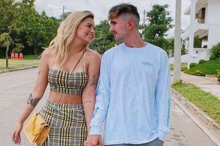 Eles namoraram por três anos e o relacionamento chegou ao fim em outubro do ano passado. A musa anunciou o término em uma postagem no Youtube: