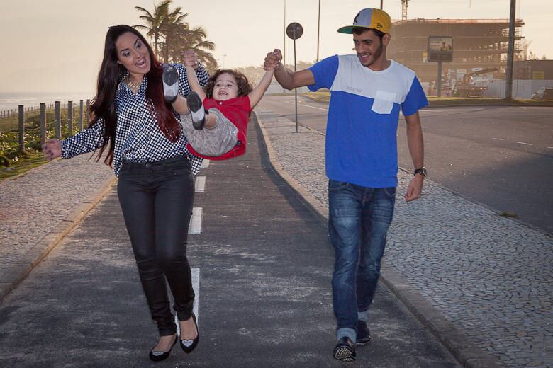 Quando a reportagem do R7 perguntou sobre o segredo da intimidade do casal com filhos pequenos, Perla e Cassio começaram a responder juntos a mesma coisa: “A primeira coisa”. Educado, Cassio deixou que Perla continuasse a falar. 





— A primeira coisa a se fazer é não deixar a criança dormir no quarto. E esse foi um problema que a gente teve no começo, a Pérola dormia no quarto... Nosso pastor virou para a gente e disse mãe e pai: “Nada de criança dormir no quarto”
