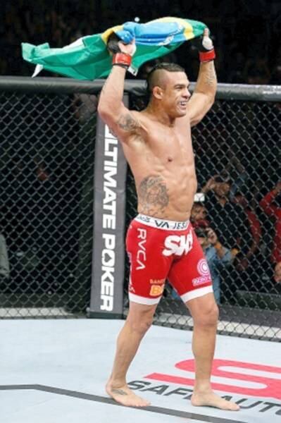 2º — O cinturão dos médios (84 kg) pode finalmente voltar para o Brasil. O título esteve em domínio verde e amarelo por mais de sete anos nas mãos de Anderson Silva, mas foi tomado pelo próprio Chris Weidman