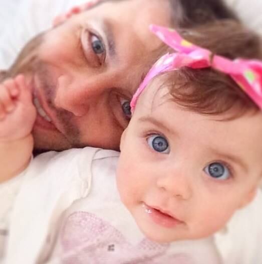 Maria Eduarda prova que herdou os olhos azuis do pai Henri Castelli