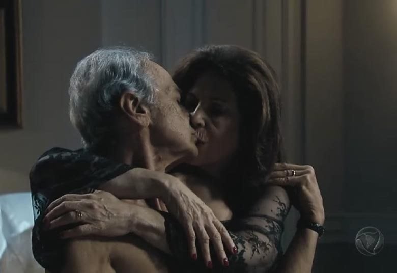 Guido voltou ao País e descobriu que Dora deu a
luz a um filho dele, mesmo assim, o casal seguiu caminhos diferentes
+ Paula investiga bacanal de Papudo. Assista!
+ Plano Alto aposta em figurino sofisticado
+ Carla Diaz e Bernardo Falcone se divertem nos bastidores