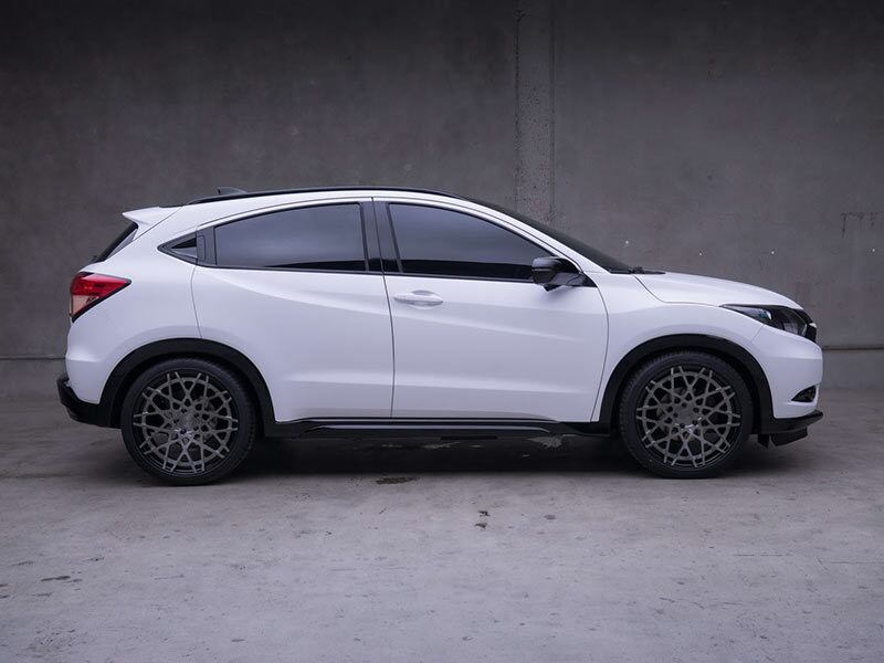 Dos três até aqui apresentados, este é o que apresenta menos alterações estéticas. Os vidros são bastante escurecidos e as rodas, grandes, são de gosto duvidoso