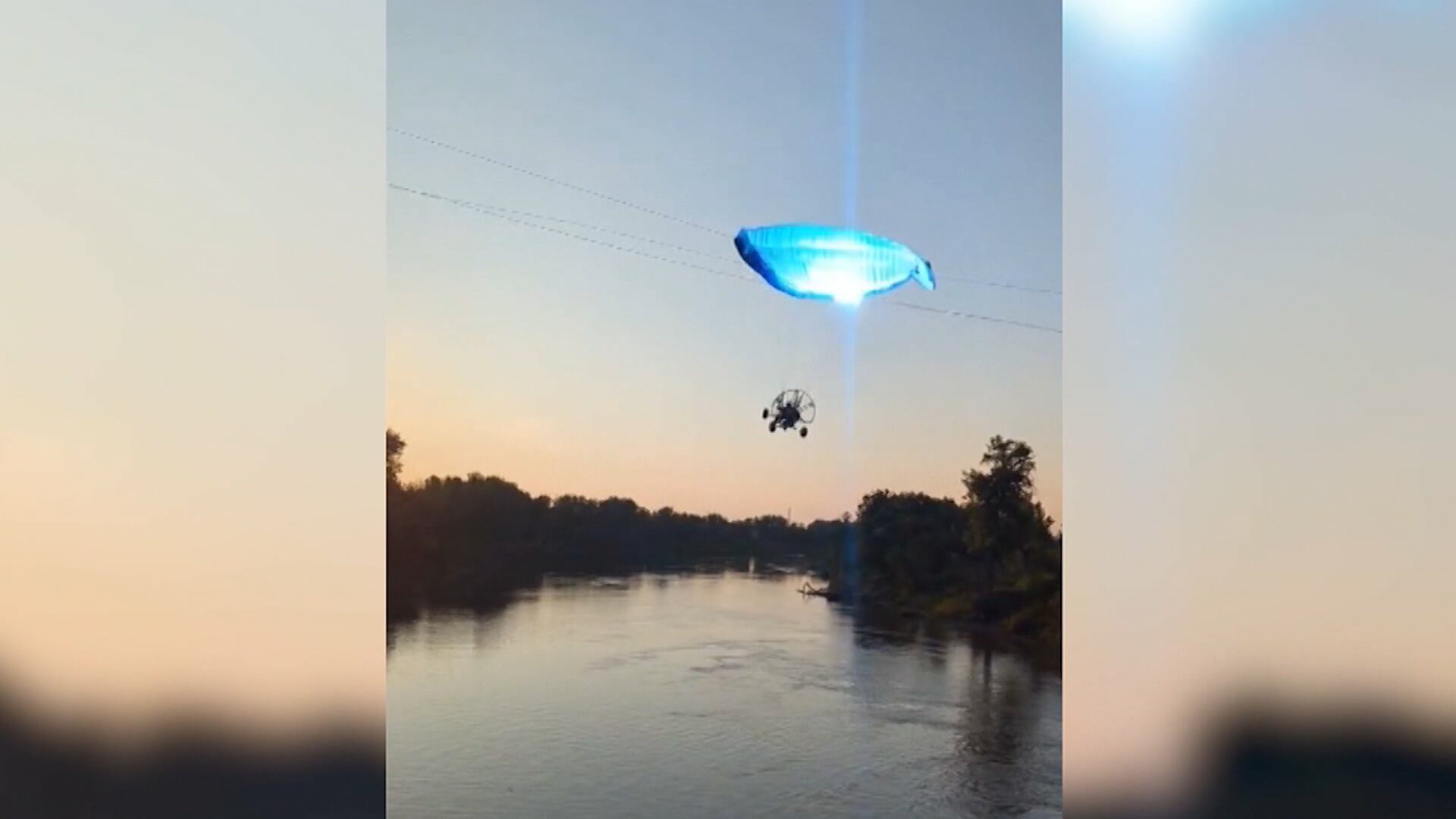 Paramotor bate em rede elétrica e cai em rio nos Estados Unidos; veja vídeo