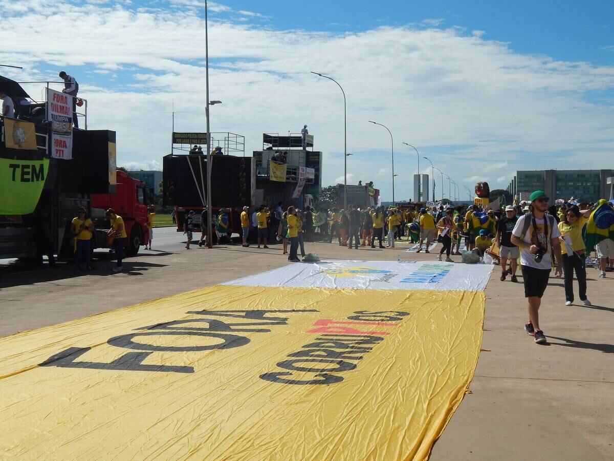 As principais reividicações são feitas por meio de carros de som. Quatro carros de som estavam estacionados em frente ao Museu da República, onde aconteceu a concentração. Às 10h40 um dos carros de som tocou o Hino Nacional e os carros e os manifestantes começaram a seguir em direção ao Congresso Nacional.