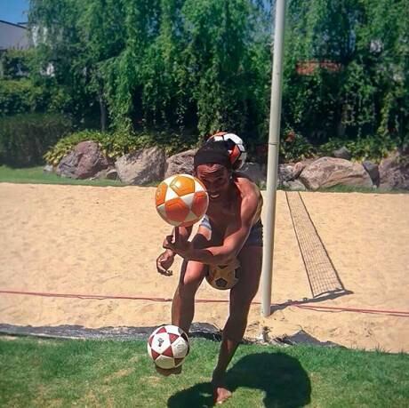 Mas, entre todas as atividades do jogador, o futevôlei é disparado a favorita de Ronaldinho