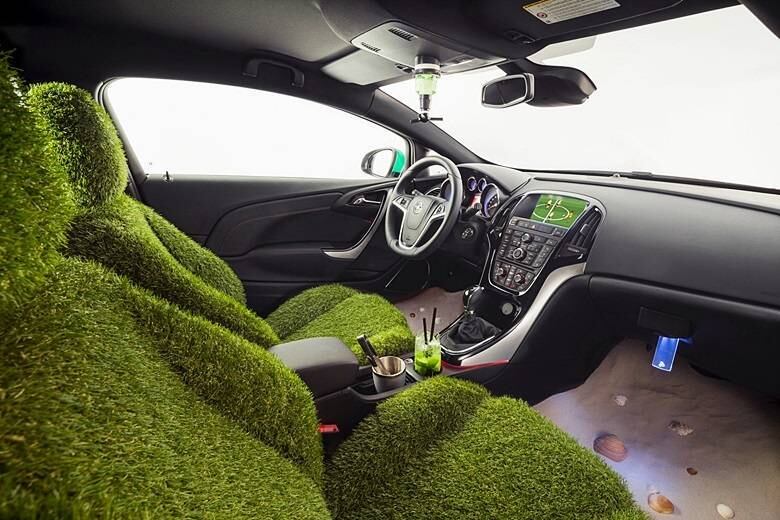 Os bancos aparecem cobertos com grama "genuína" do Maracanã — tem até selo de autenticidade! Em vez de tapetes de carpete, há areia retirada diretamente da famosa praia carioca. A Opel também estilizou a buzina, que emite som de uma vuvuzela. Mas o grande destaque do modelo é a máquina de caipirinha acoplada ao teto

Saiba tudo sobre carros! Acesse R7.com/carros