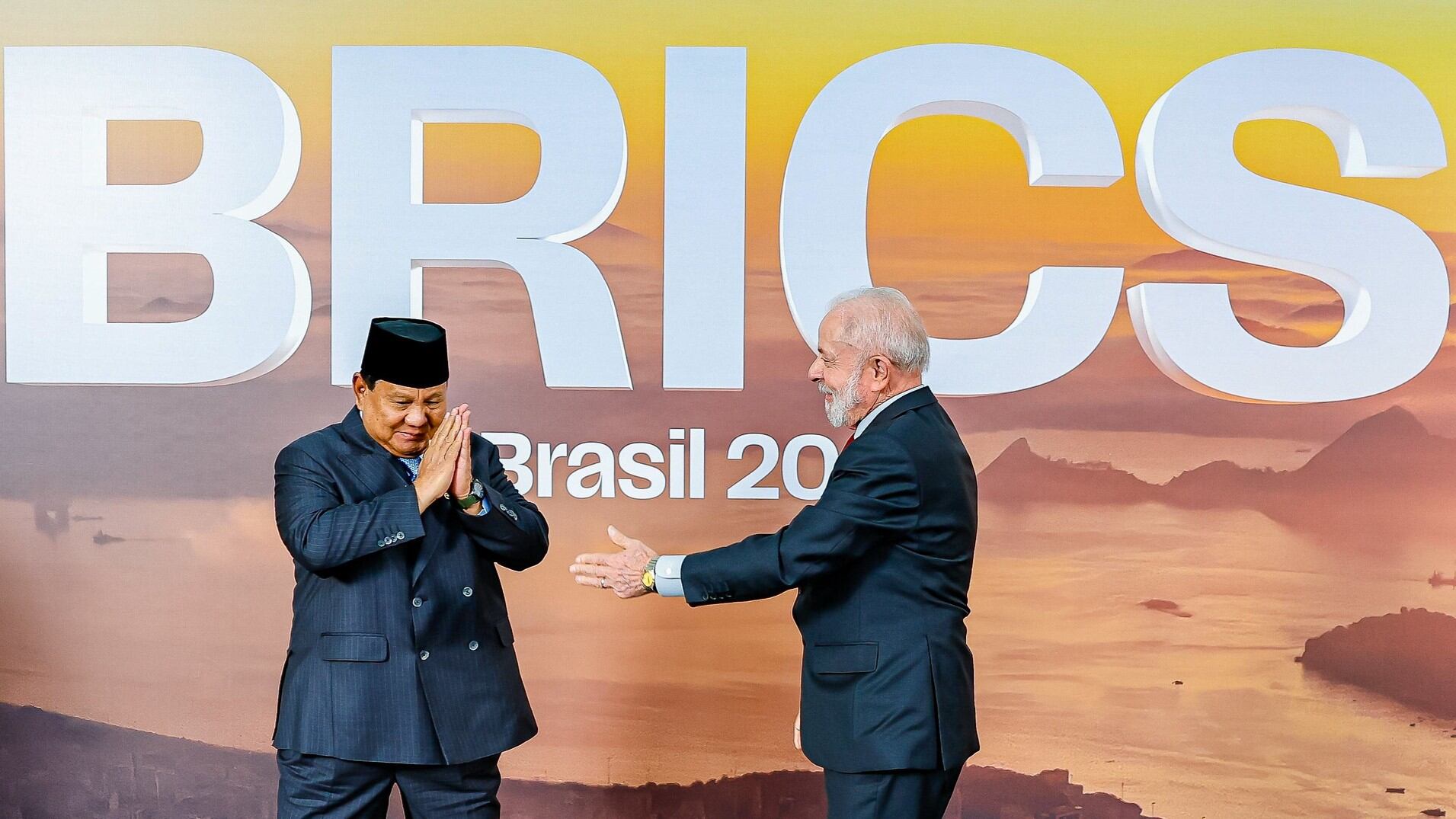 Presidente da Indonésia, Prabowo Subianto e o Presidente da República, Luiz Inácio Lula da Silva, durante a Cerimônia oficial de chegada dos Chefes de Estado e de Governo, no Museu de Arte Moderna (MAM).