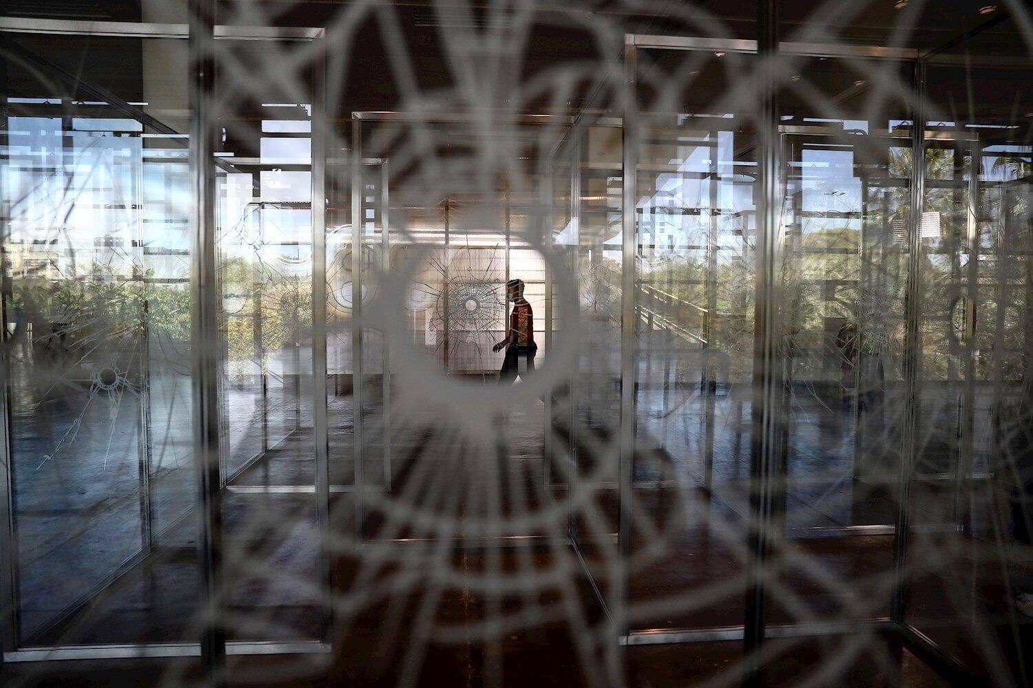 BRA50. SAO PAULO (BRASIL), 03/09/2021.- Fotografía de una obra de la exposición " Landscape " de la artista Regina Silveira ayer, durante la apertura para medios de la 34ª edición de la Bienal de Sao Paulo (Brasil), bajo el título "Aunque está oscuro, todavía canto". Con más de 90 artistas y un millar de obras, la 34ª edición de la Bienal de Sao Paulo abrirá sus puertas este sábado con la misión de "abrazar la ciudad" y arrojar luz pese a la "oscuridad" que ha marcado el mundo en los años de la pandemia. EFE/ Sebastião Moreira