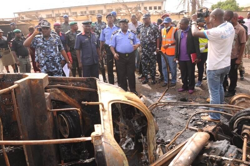 Pelo menos 118 pessoas morreram e várias dezenas ficaram feridas na explosão de dois carros-bomba ontem em um mercado da cidade de Jos, no centro da Nigéria, informou nesta quarta-feira (21) a Agência Nacional de Gestão de Emergências (NEMA, sigla em inglês) do país. 

"Recuperamos 118 corpos entre os escombros", disse o coordenador da NEMA na zona centro-norte do país, Abdulsalam Abubakar, através do Twitter.

As explosões aconteceram com um intervalo de 15 minutos de diferença entre elas no conhecido mercado de Terminus, perto da estação de trem de mesmo nome, por volta das 15h locais (12h de Brasília). Segundo Abubakar, o ataque foi uma "catástrofe" já que aconteceu na hora do rush, quando o mercado estava cheio