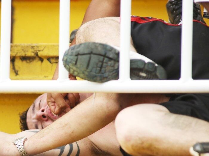Torcedor fica caído após briga entre torcidas do Vasco e Atlético-PR