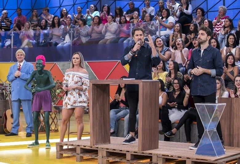 Na brincadeira, o apresentador comanda um inusitado jogo de perguntas e respostas