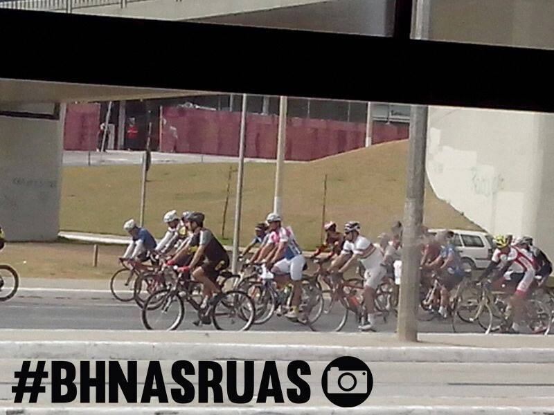 Grupo chegou a fechar o trânsito na av. Antônio Carlos, próximo a UFMG