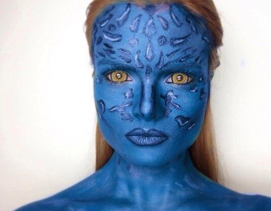 A design
de modas Marília Duarte, de 22 anos, descobriu, dentre suas paixões,
que leva jeito para maquiagem. As maquiagens artísticas, focadas
principalmente na reprodução de personagens de histórias em
quadrinhos, impressionam pelo realismo
