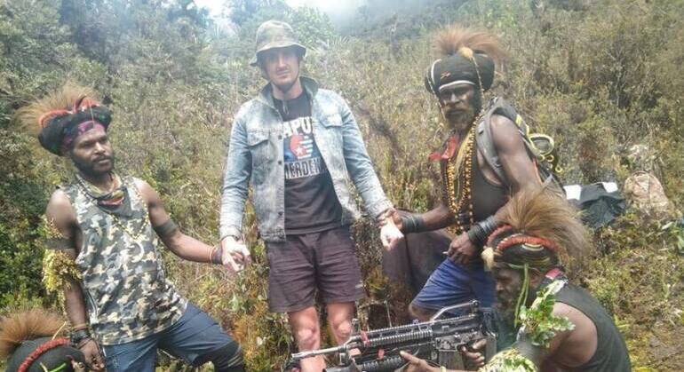 O homem ainda aproveita a gravação para mandar um recado para a família, e diz que os rebeldes estão sendo amigáveis. "Tentem não se preocupar comigo, fui tratado tão bem quanto era de se esperar, dada a situação. Eles sempre me deram comida suficiente, água, roupas quentes e todos os remédios necessários devido à minha falta de condicionamento pelas longas caminhadas que fazemos. Amo muito vocês, por favor, sejam fortes. Espero que possamos estar todos juntos muito breve"