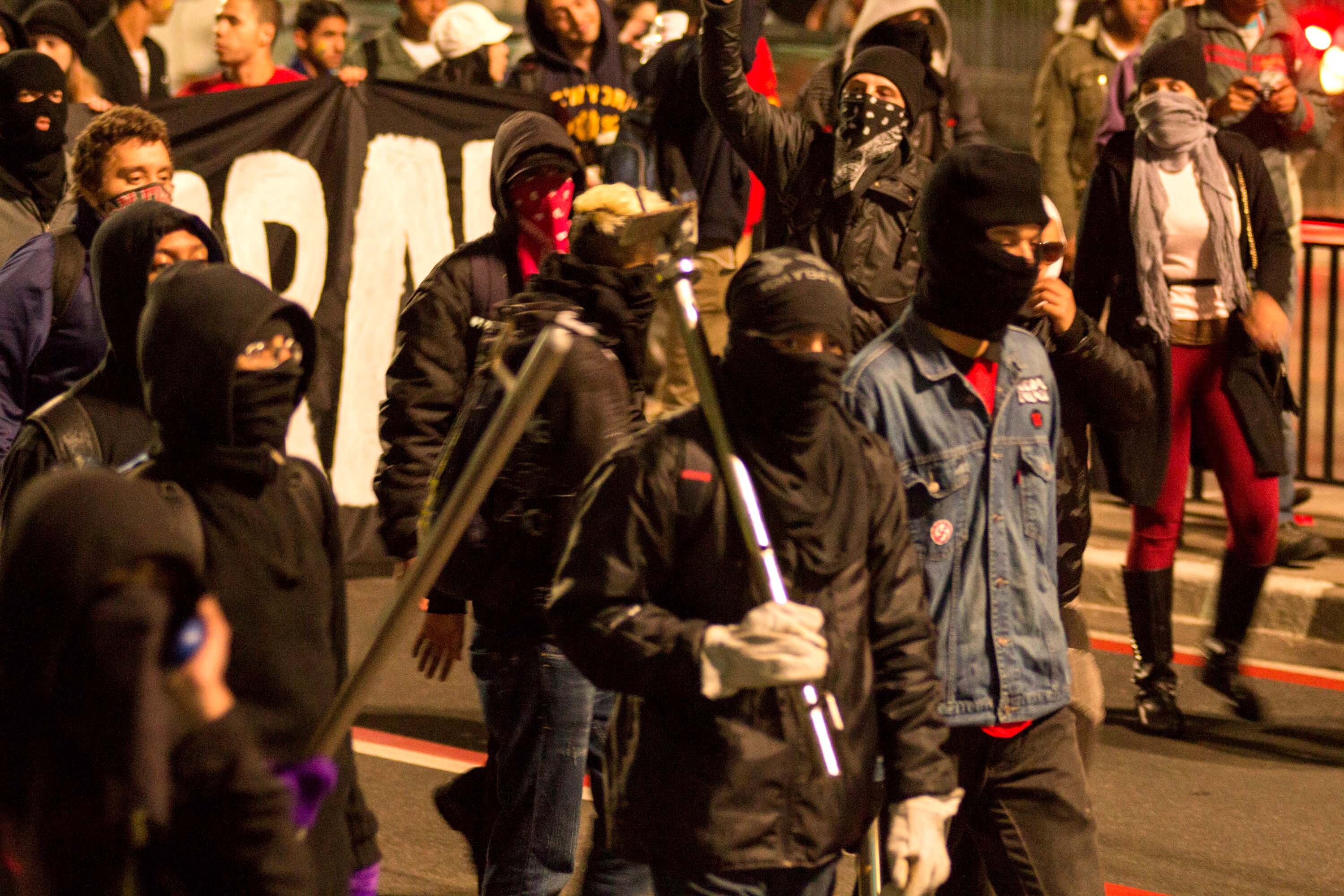 Agências bancárias e postos da Polícia Militar na avenida Paulista foram atacados por vândalos