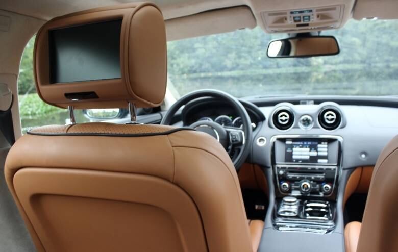 No banco traseiro, passageiros podem assistir TV e DVD nas telas de 8" atrás dos encostos dianteiros de cabeça 