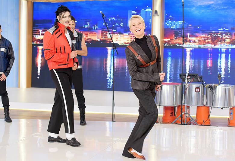 Depois de pegar umas dicas, a loira também vai arriscar uns passos da coregrafia de Michael Jackson