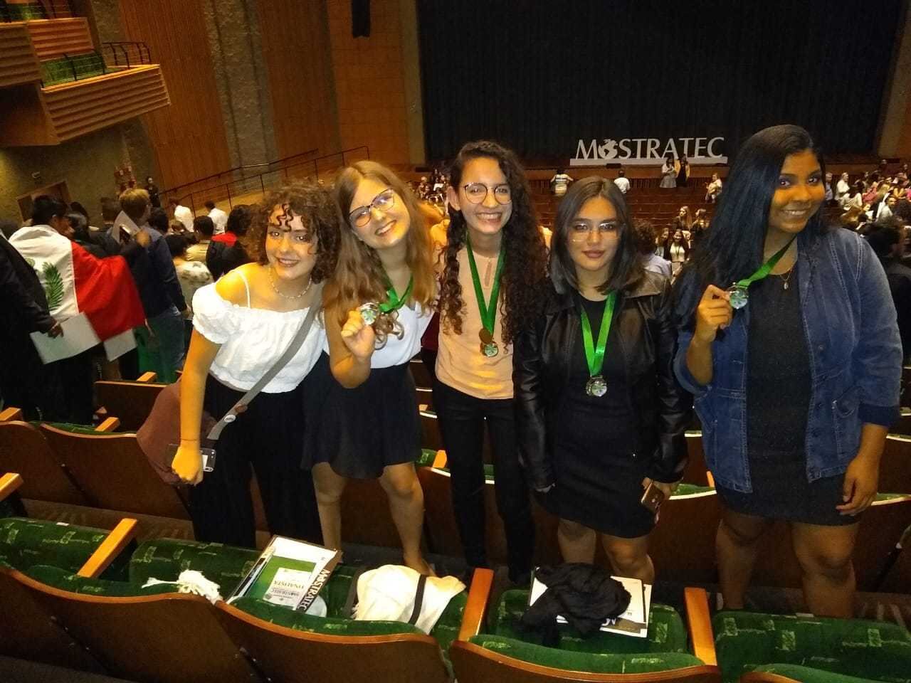 Meninas medalhistas na Mostratec e também na Febrace