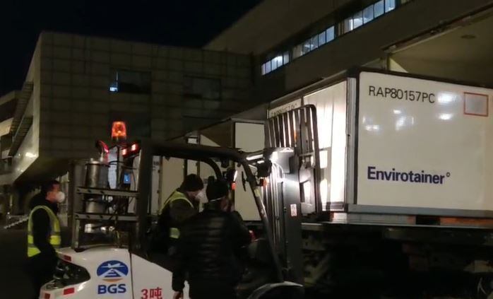 Lotes deixam a fábrica da Sinovac em direção ao aeroporto de Pequim