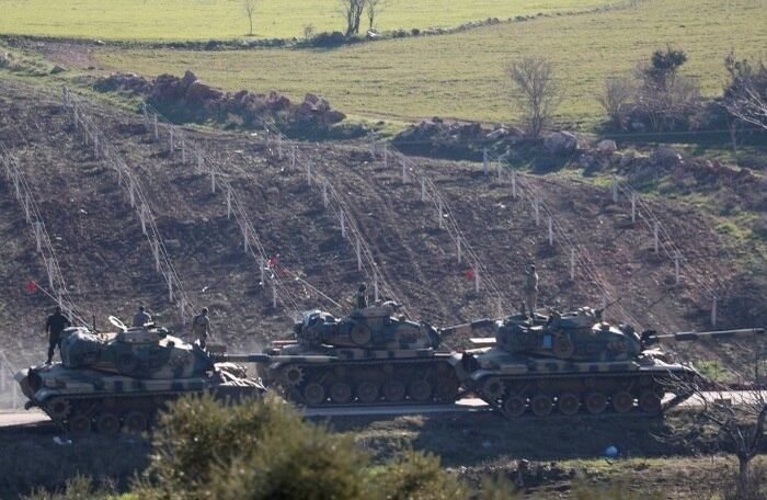 Tanques do exército
turco fazem manobras na província de Kilis, ao sul da Turquia, na fronteira com
a Síria. A ofensiva turca em território sírio gerou críticas da França. O
primeiro-ministro, Binali Yildirim, diz que a operação tem o objetivo de
proteger seu país.