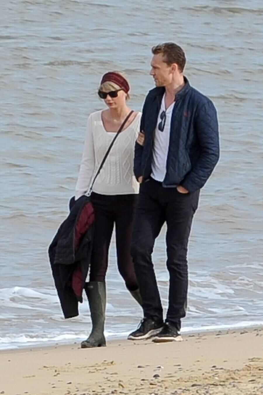 A cantora viajou para a Inglaterra com o novo namorado