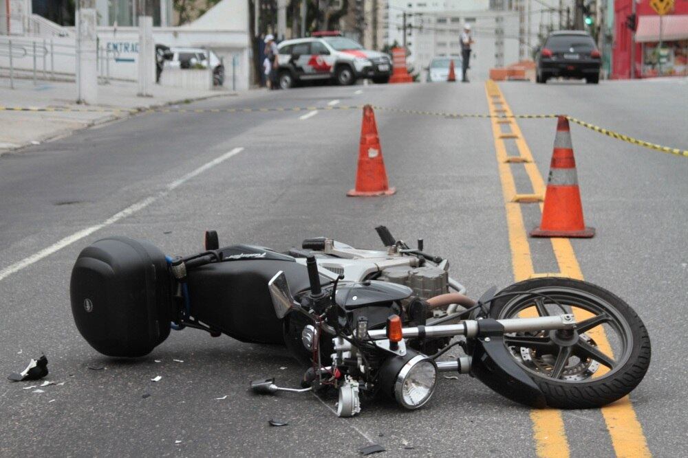 Um policial militar foi baleado na cabeça, por volta das 5h deste sábado (3), na rua Dr. Zuquim, em Santana, zona norte de São Paulo.
De acordo com policiais militares, o homem estava indo para o trabalho quando dois homens em uma moto dispararam contra ele