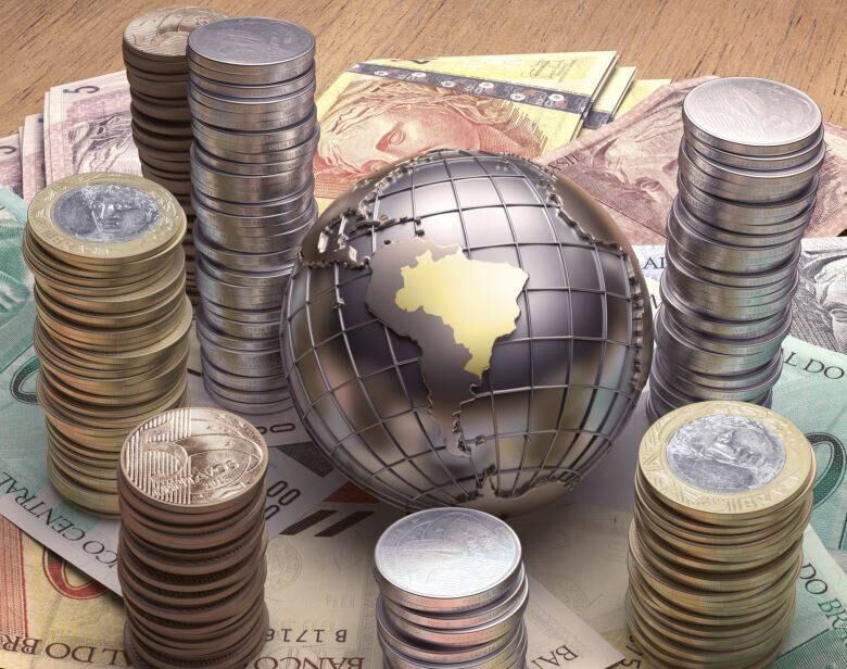 Revisões levam em conta greve e alta do dólar