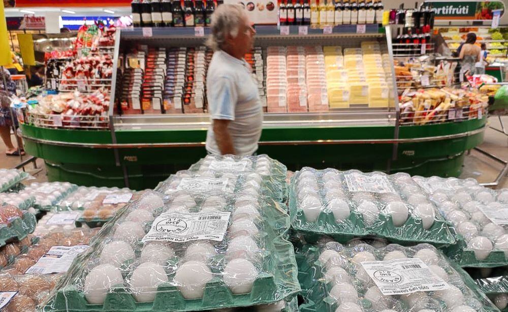Movimento em supermercado da zona norte de São Paulo