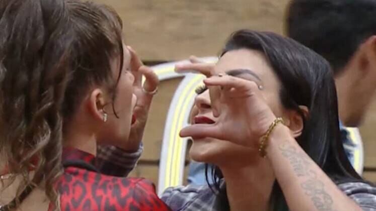 Nadja X Jenny

Quando o assunto é treta, Nadja e Jenny entregaram tudo! E a bola da vez foi uma gaveta! Nadja estava buscando lenços umedecidos, e mexeu na gaveta que, segundo Jenny, era o local reservado para guardar suas coisas. A partir daí, o ringue ficou regado de discussão. A influenciadora comentou que não achava sua aliança, e Nadja rebateu: "Você está me acusando de furto?".
