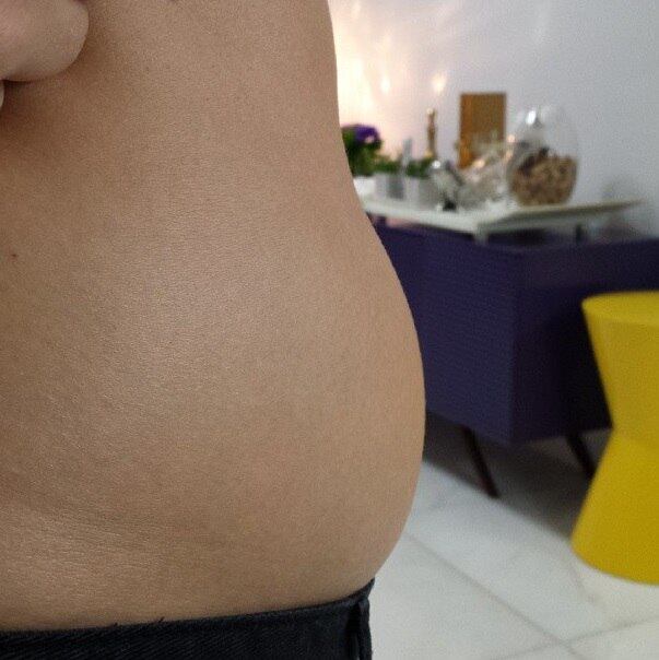 Nesta imagem, a apresentadora brinca com o rápido crescimento de sua barriga.
— Aqui
mora um ursinho...psiu ele ta dormindo. ...a barriga da Ursa ta crescendo. ..