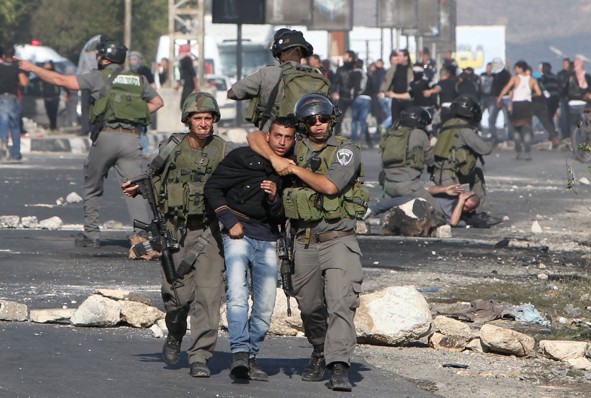 Saldados israelenses prendem palestino na região de Nablus durante manifestação contra os ataques na Faixa da Gaza