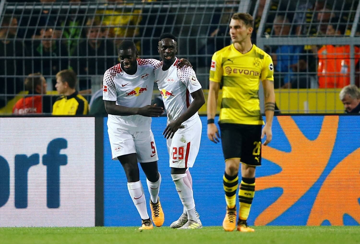 Os outros dois times que, ao lado do Bayern, completam o top 3 do Campeonato Alemão jogaram. O Borussia Dortmund perdeu para o Red Bull Leipzig por 3 a 2. Nem os dois gols de Aubameyang salvaram o líder da Bundesliga de perder em casa