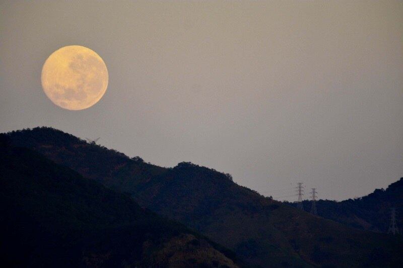 Ainda era possível ver a Superlua no Rio de Janeiro ao amanhecer
