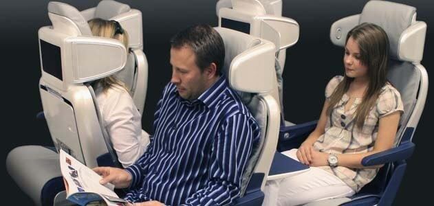 Assentos realmente deveriam ser feitos ao contrário . Especialistas em voos dizem que as costas podem absorver o choque muito mais do que o peito. Assentos de trás para a frente instalados em aviões de transporte da Marinha já salvaram vidas mais de dez vezes