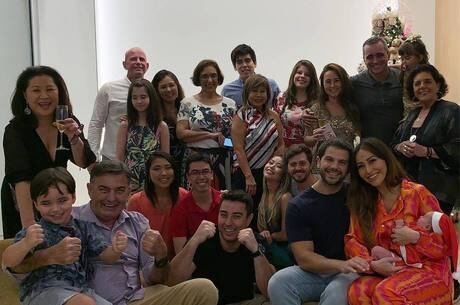 Sabrina posou com família para desejar feliz Natal