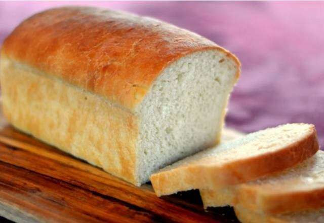 O pão deve permanecer fora da geladeira, mesmo se o consumo não for imediato? O Chef Guga Rocha revela que é possível congelar o pão para consumir posteriormente, mas é muito importante mantê-lo em recipientes fechados