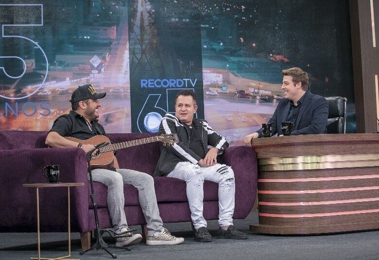 No bate-papo, os dois se divertem ao contar os
perrengues pelos quais tiveram que passar nos primeiros shows e nas viagens
pelo Brasil no início da carreira, e ainda explicam como conseguem manter o
respeito, a união e o equilíbrio mesmo depois de tantas décadas trabalhando
juntos